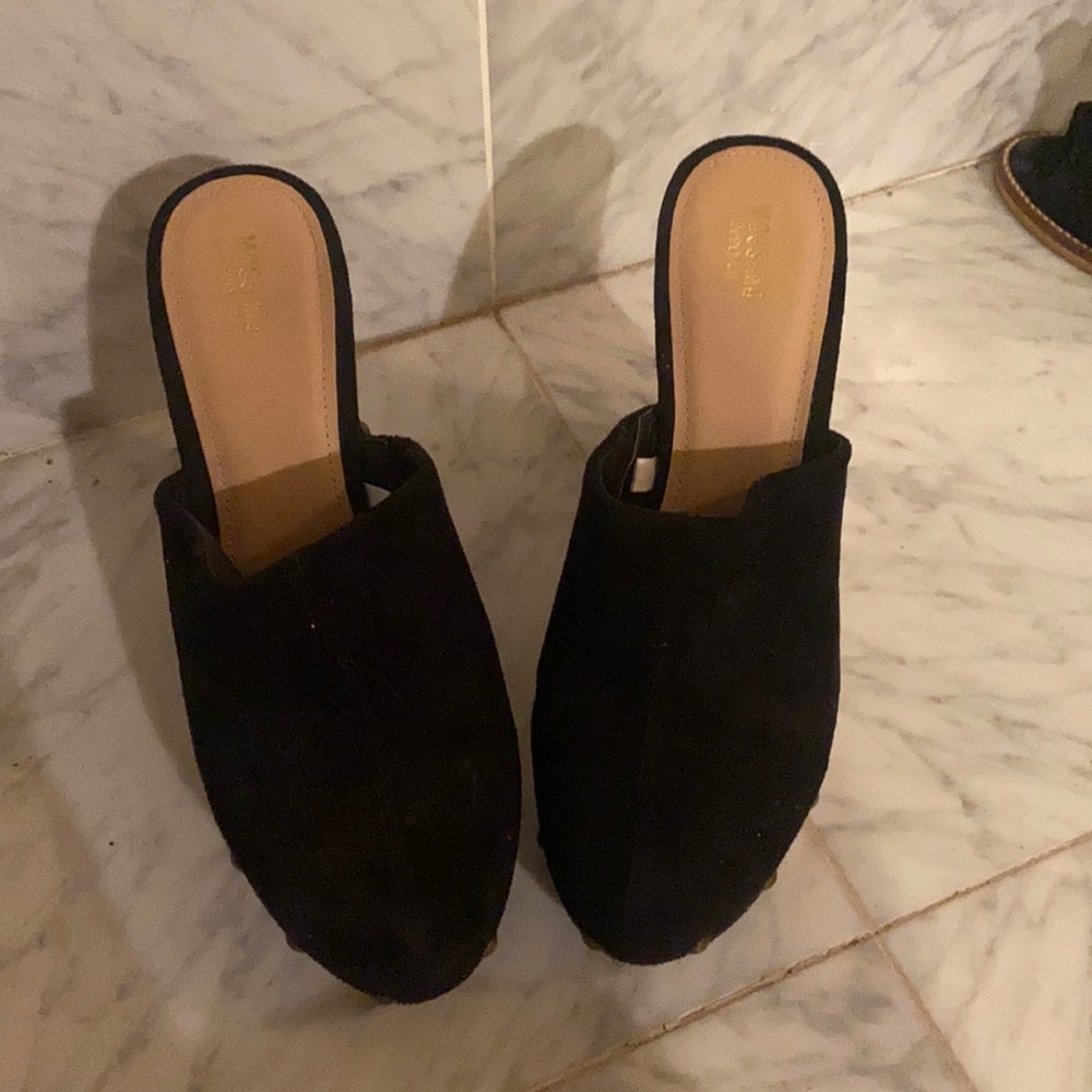 Groovy clogs